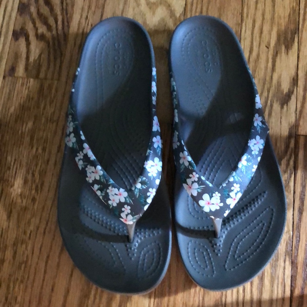 CROCS women’s flip flop sandal flower print grey